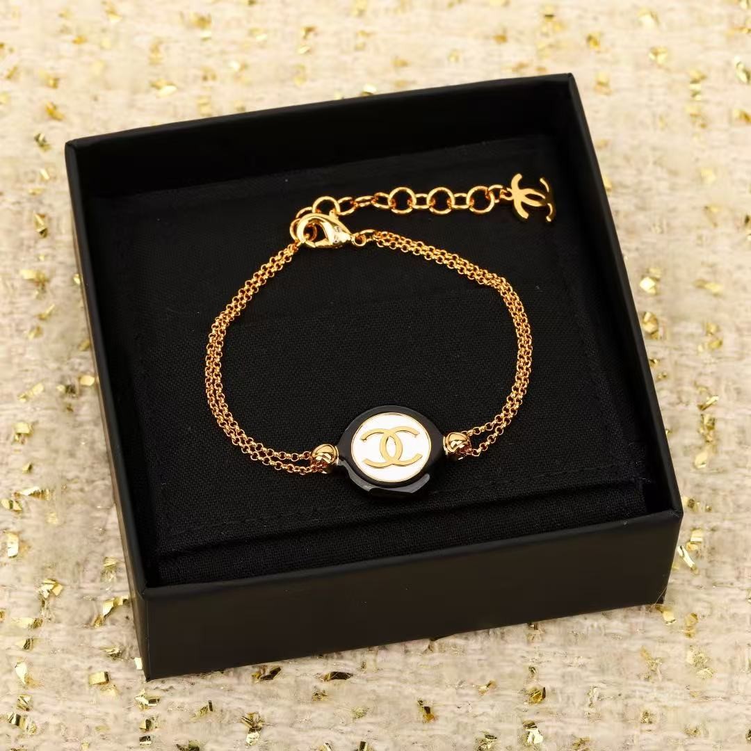 <p>CHANEL&nbsp;白纽扣圆形珐琅双c手链</p>