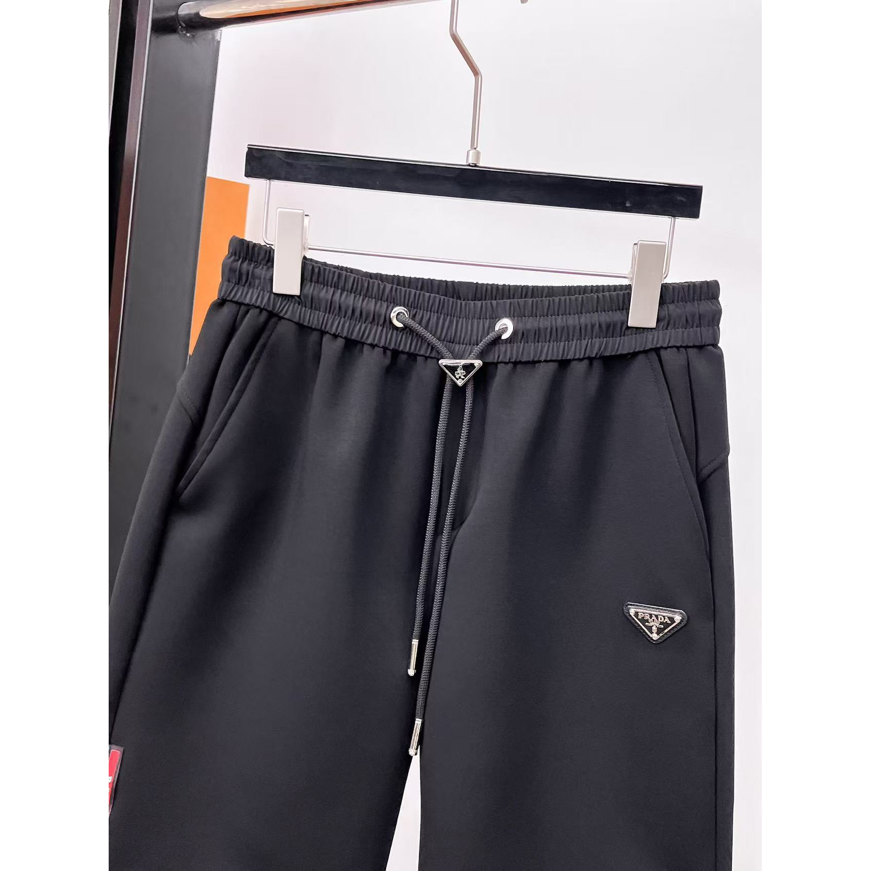 <p>PRADA 专柜新款休闲短裤(黑)</p>