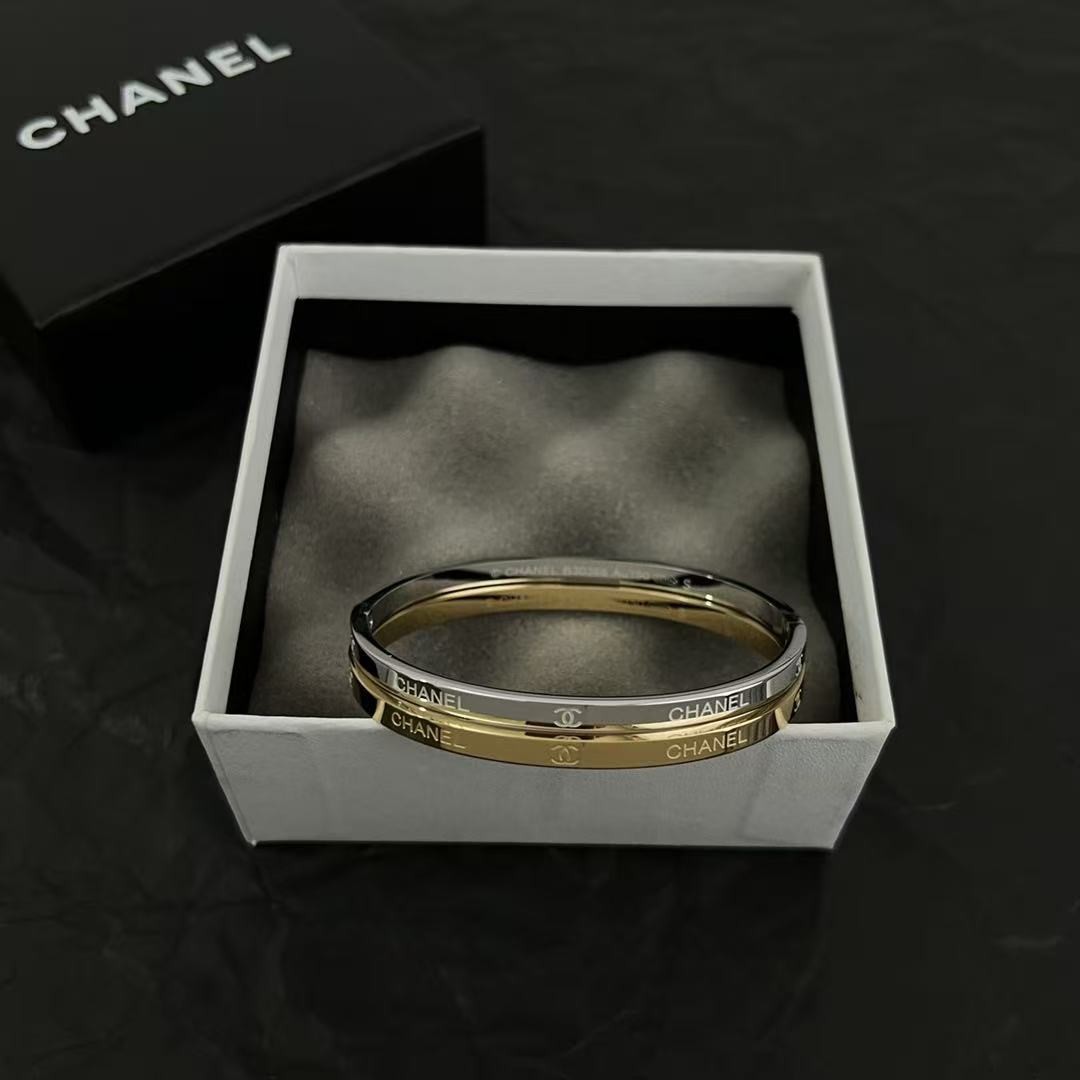 <p>Chanel 中古手镯(銀)</p>