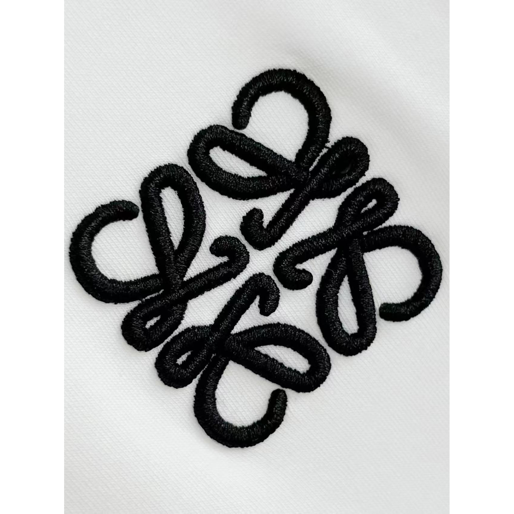 <p>LOEWE&nbsp;刺绣短袖T恤(白)</p>