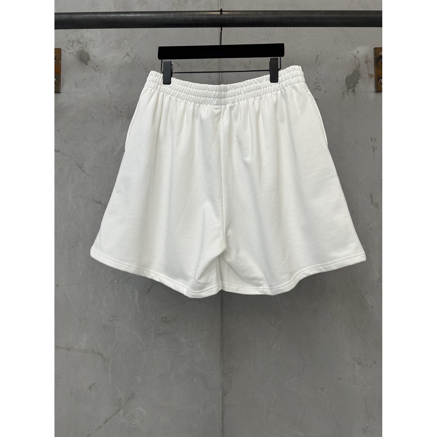 <p>Balenciaga 3m刺绣印花休闲短裤(白)</p>