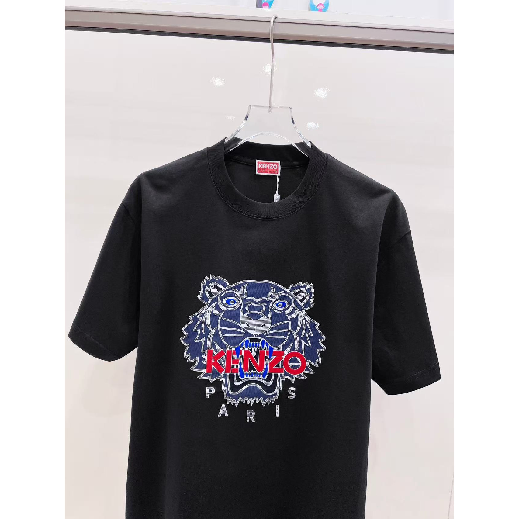 <p>KENZO&nbsp;短袖圆领T恤(黑)</p>