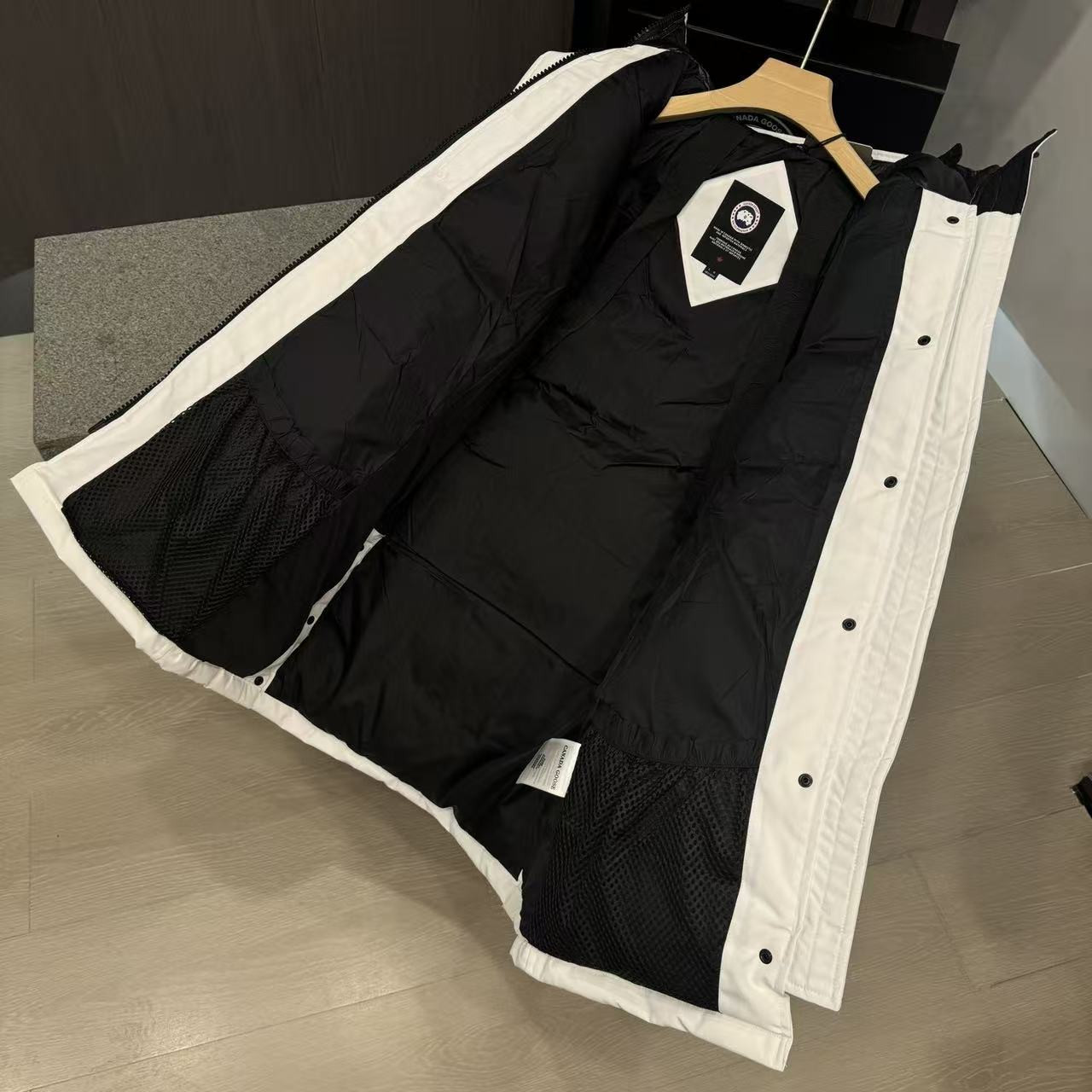 <p>Canada Goose Shelburn*派克大衣羽绒服(純白紅標)</p>