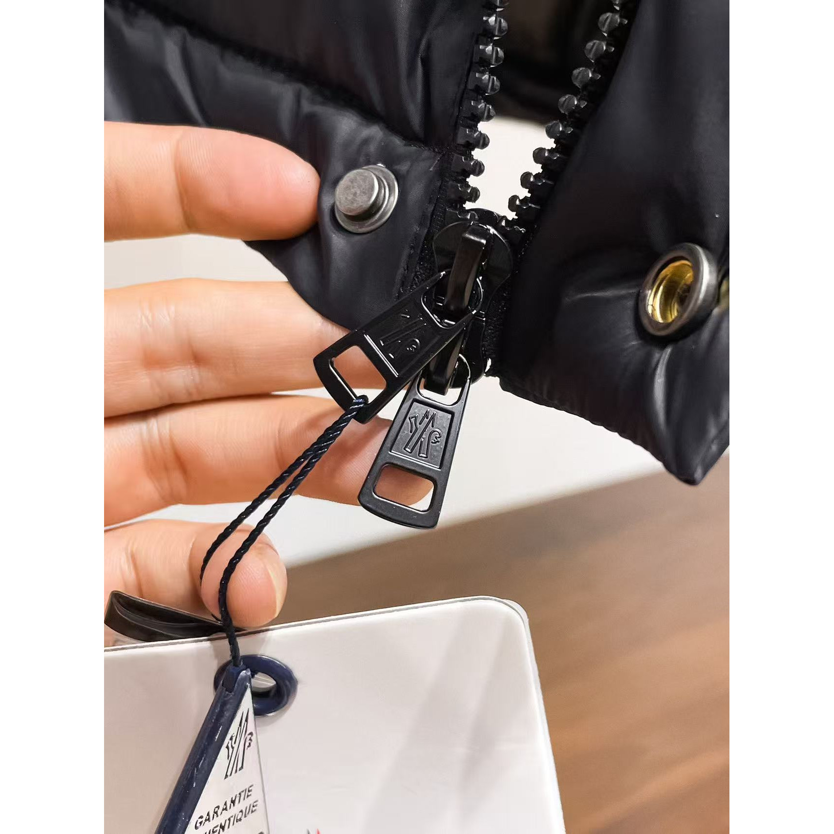 <p>MONCLER 秋冬新款羽绒服(黑)</p>