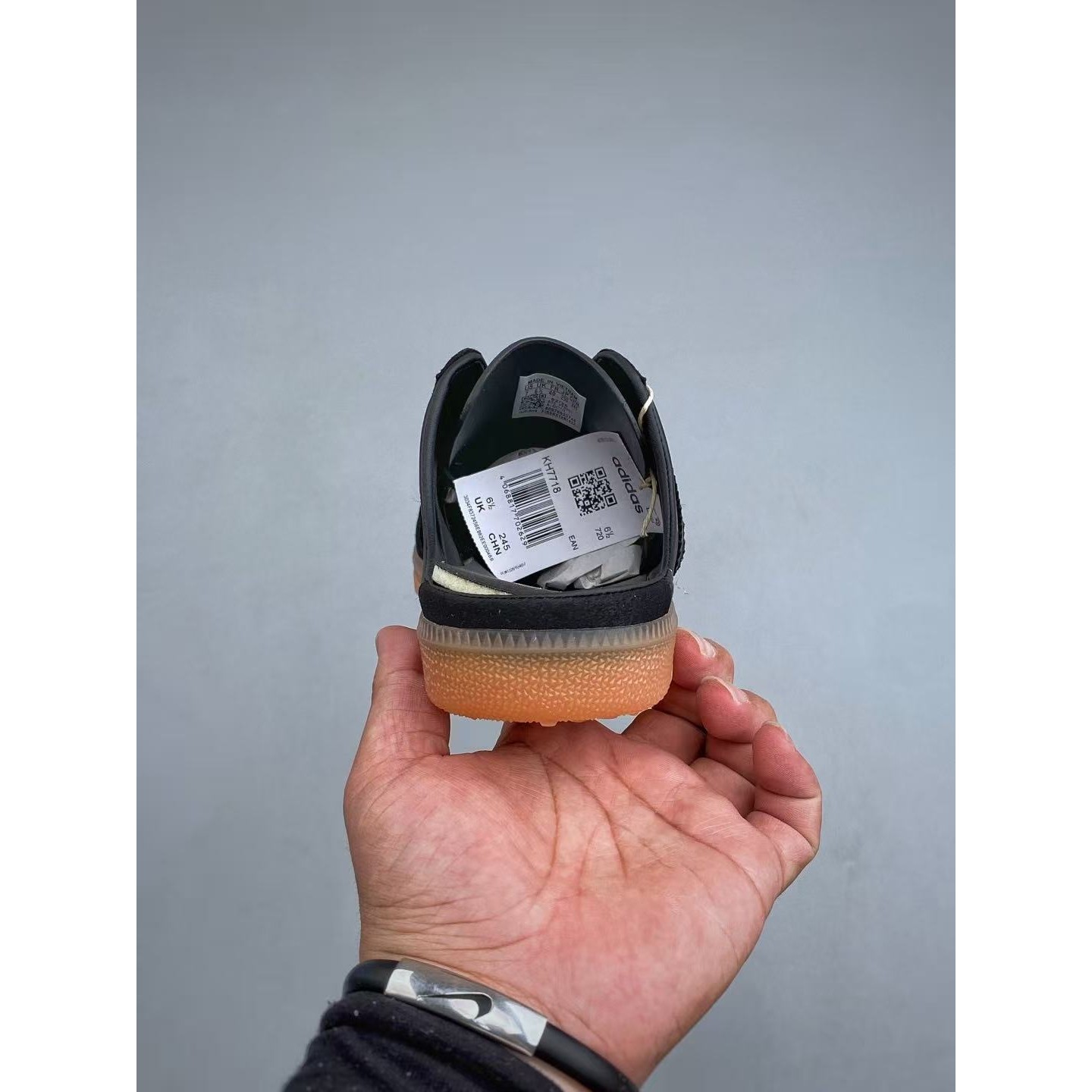 <p>Adidas&nbsp; 包头拖鞋(黑)</p>