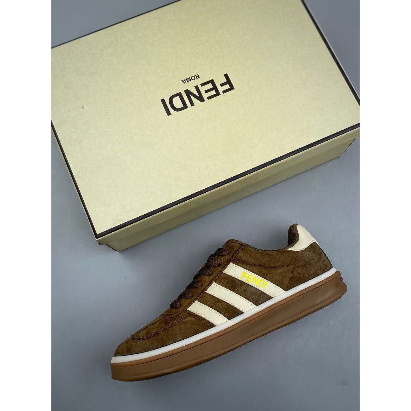 <p>FENDI 板鞋</p>