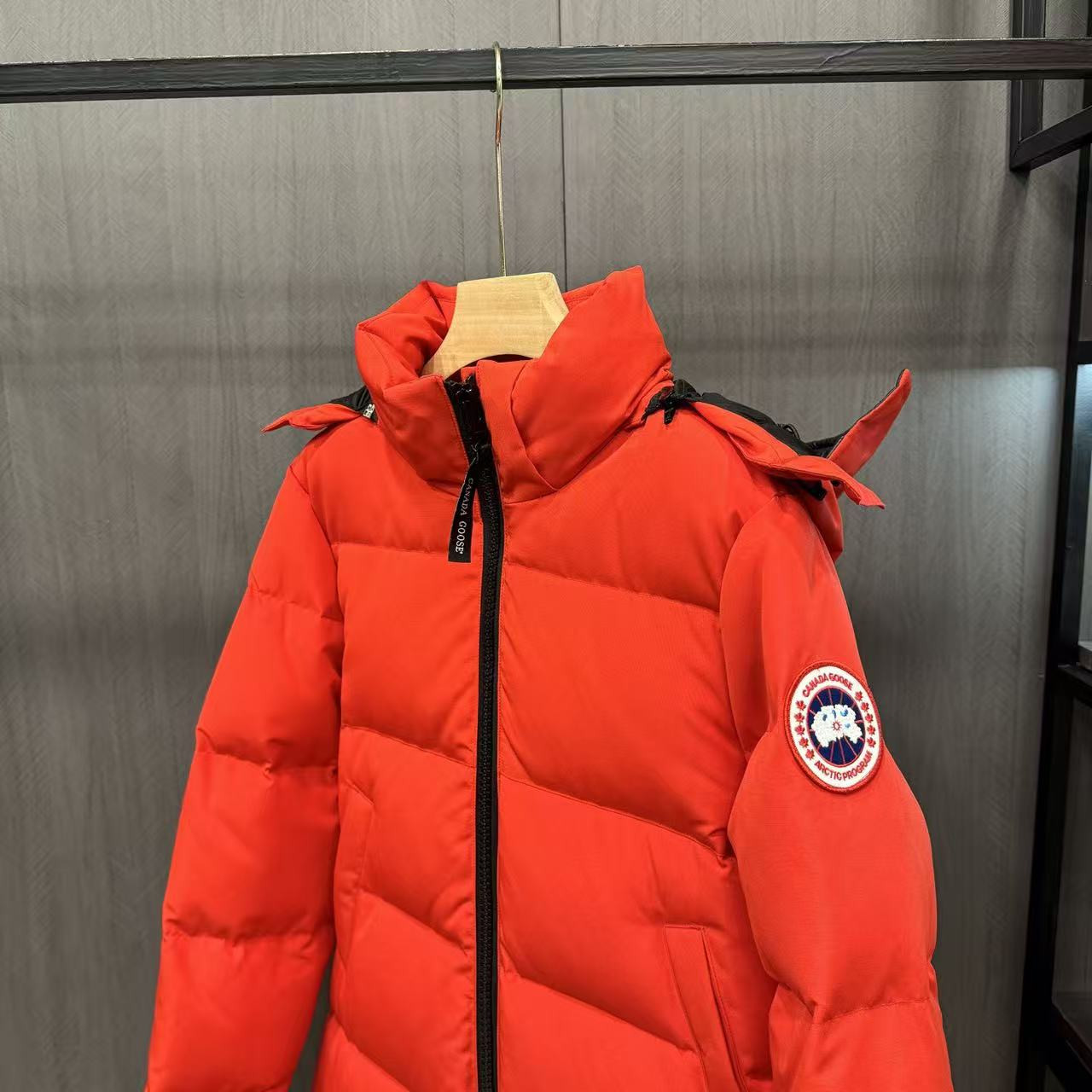 <p>Canada Goose 可拆卸兜帽全長款羽绒服(橘紅)</p>
