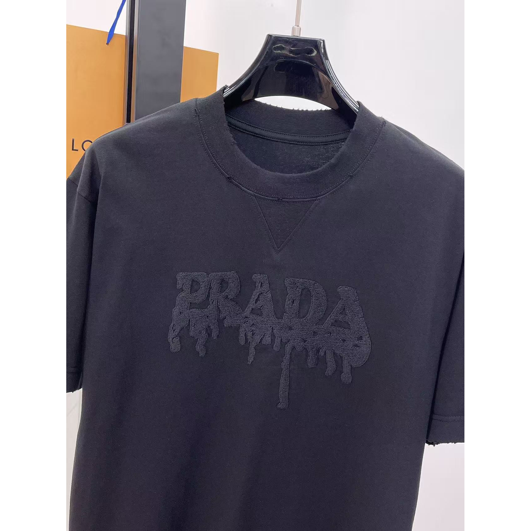 <p>PRADA&nbsp;专柜新款短袖T恤(黑)</p>