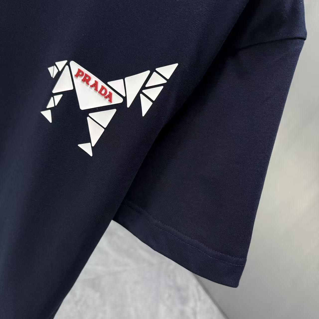 <p>Prada 短袖T恤(深藍)</p>