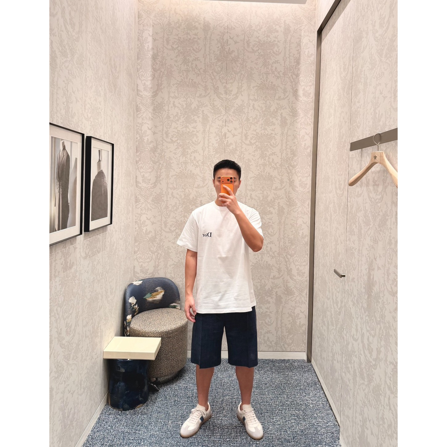 <p>Dior logo刺绣短袖T恤(白)</p>