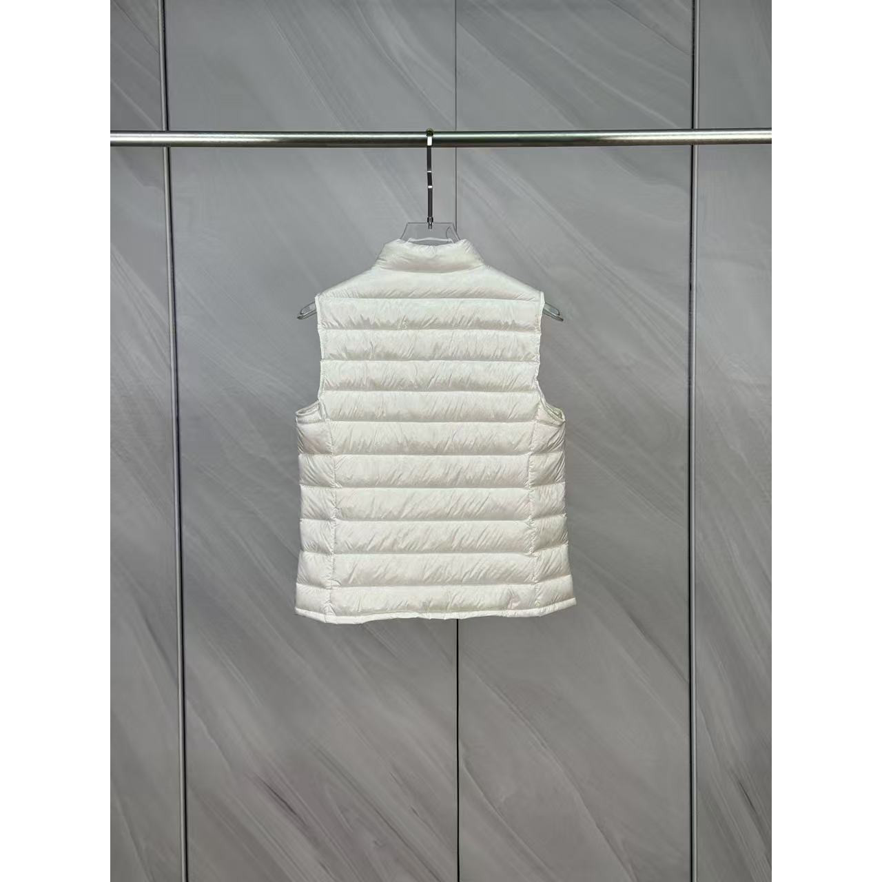 <p>Moncler Liane女士立领羽绒服(白)</p>