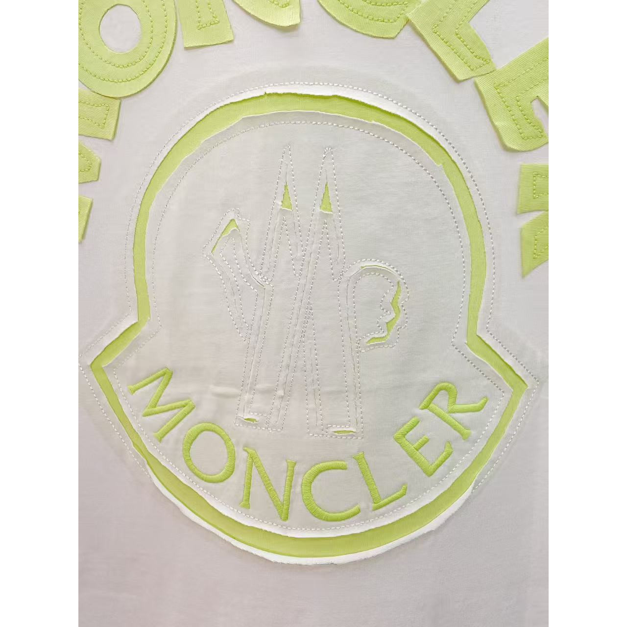 <p>MONCLER&nbsp;专柜新款短袖T恤(白)</p>