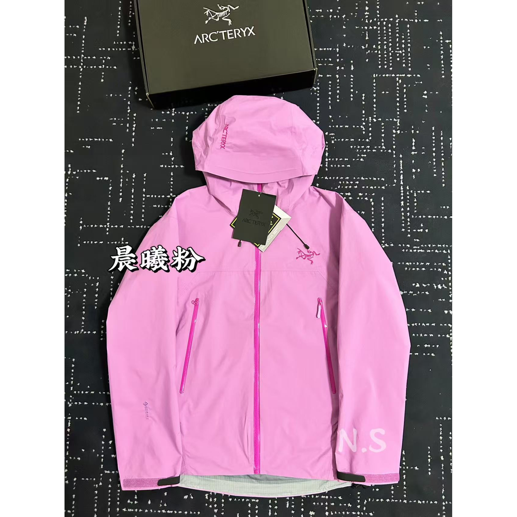 <p>Arc'teryx Beta系列 SL GORE-TEX 硬壳刺绣连帽防水防风透气冲锋衣 (晨曦粉)</p>