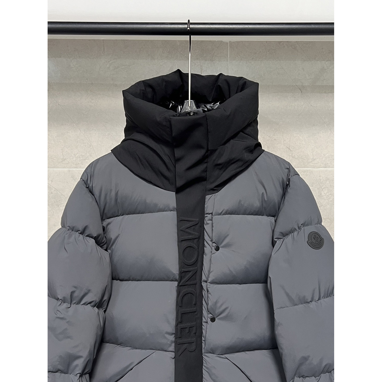 <p>Moncler 黑武士羽绒服(灰)&nbsp;</p>