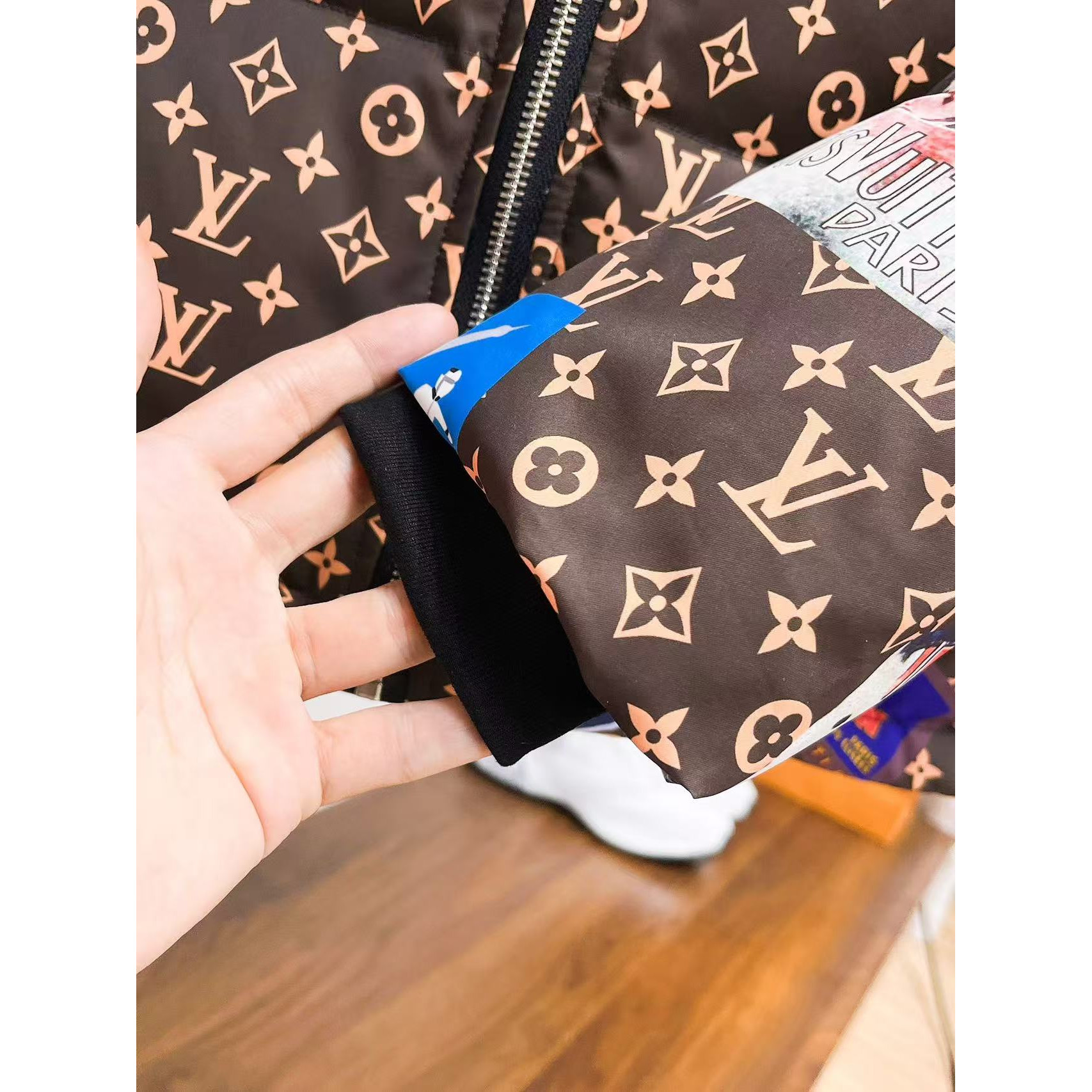 <p>LV 秋冬新款羽绒服(棕色)</p>