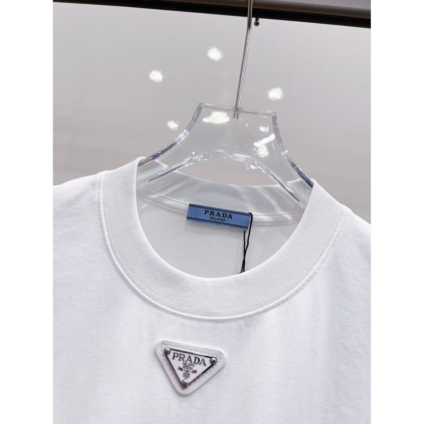 <p>Prada 经典三角标短袖(白)</p>