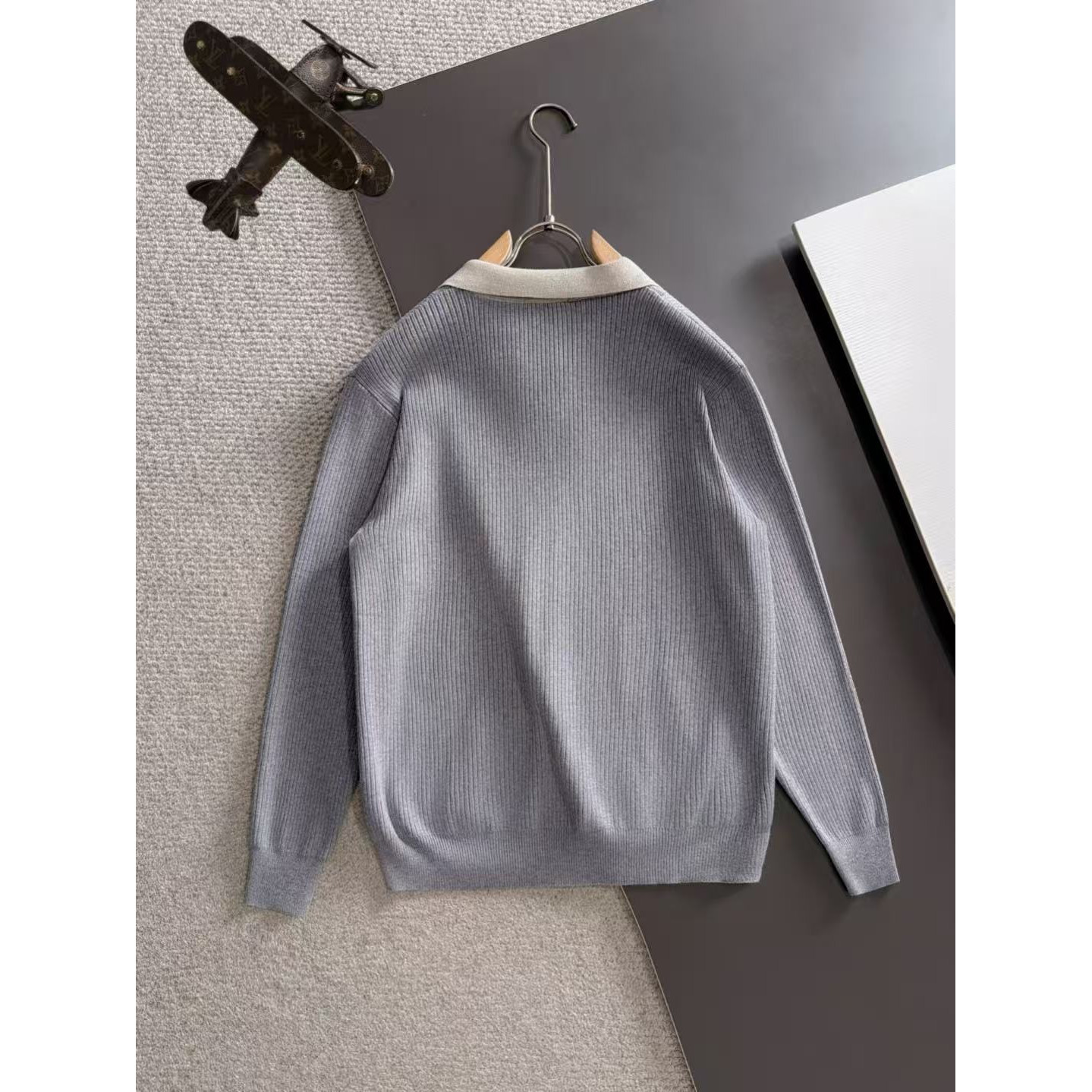 <p>GUCCI 秋冬官网最新毛衣(灰)</p>