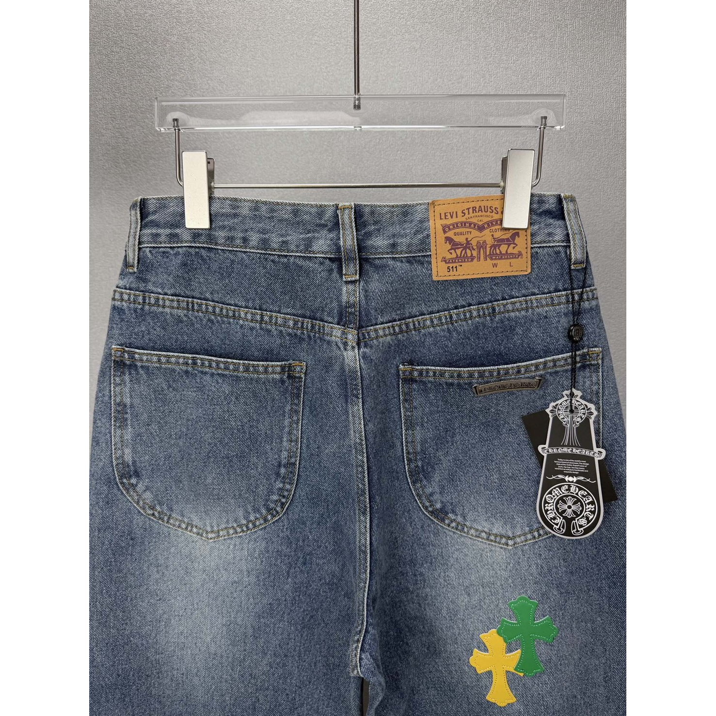 <p>CHROME HEARTS 红黄绿大十字架牛仔裤</p>
