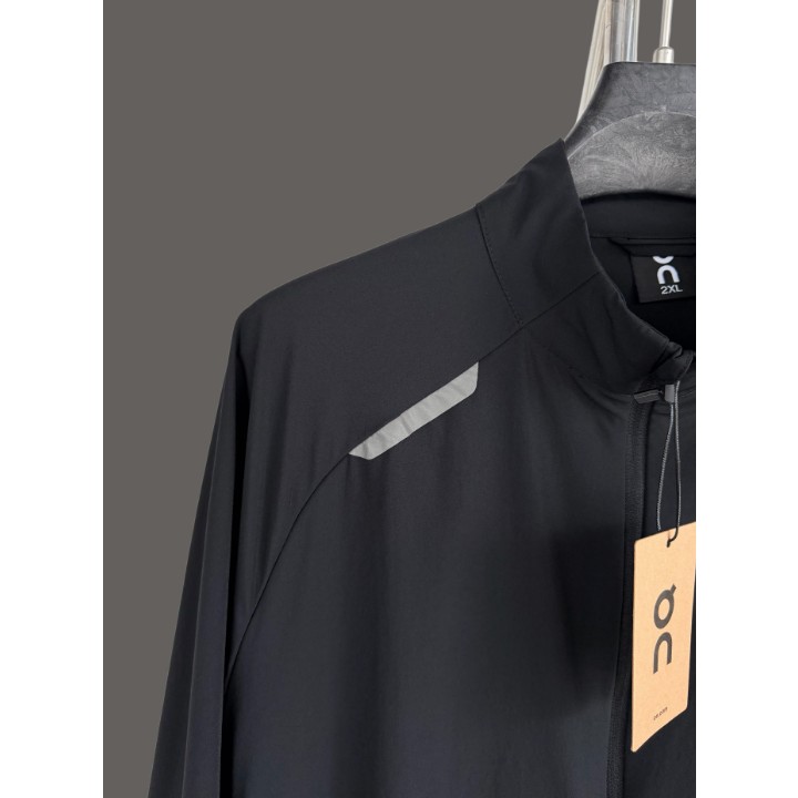 <p>On Weather Jacket Insulated 輕量外套</p>