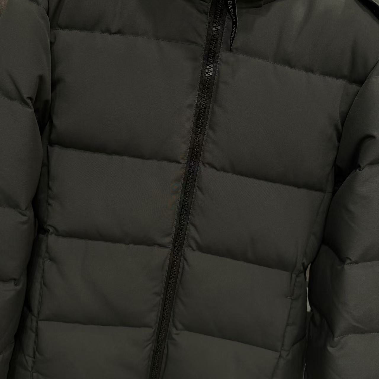 <p>Canada Goose Chelse*派克大衣羽绒服(灰色紅標)</p>