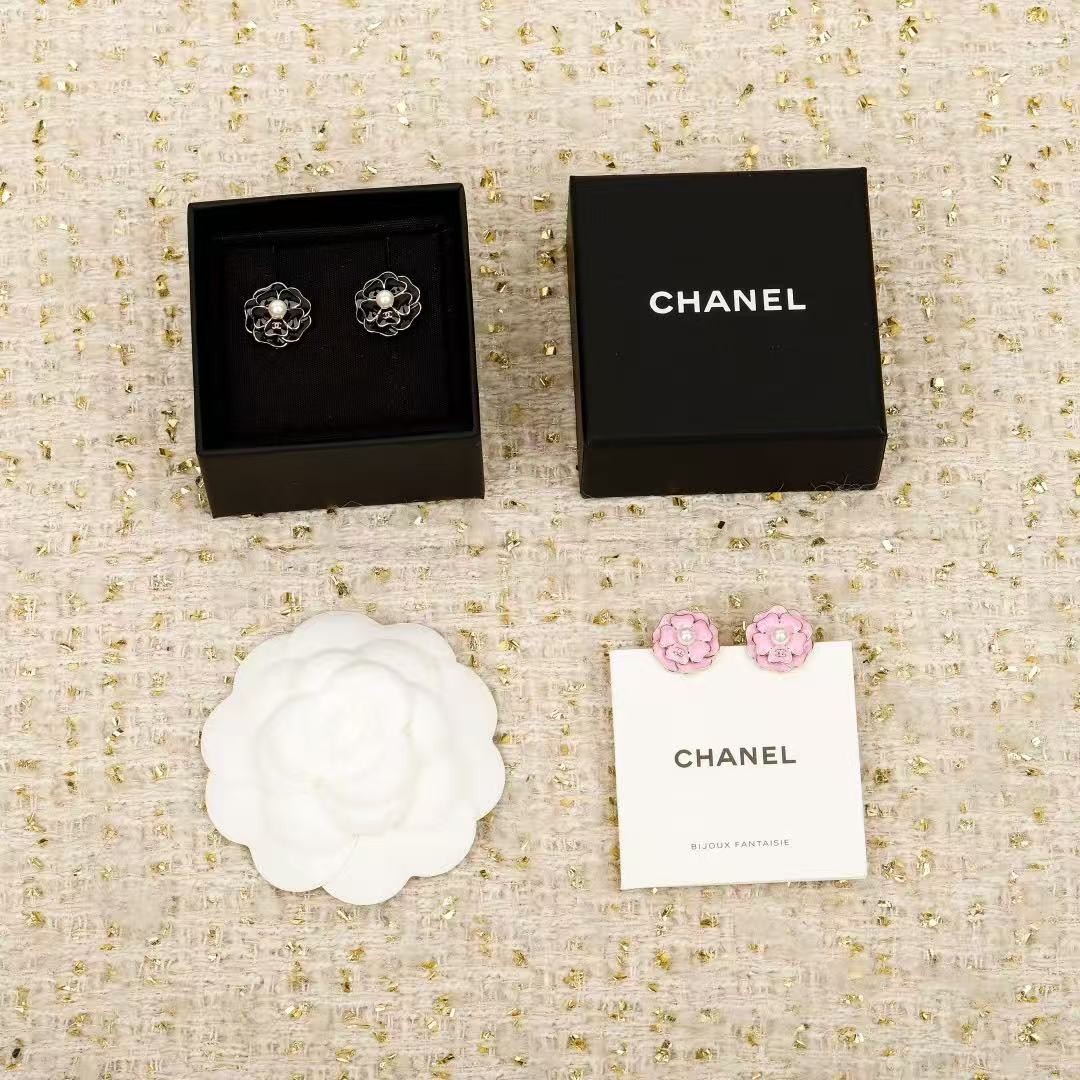 <p>CHANEL 山茶花双c耳钉</p>