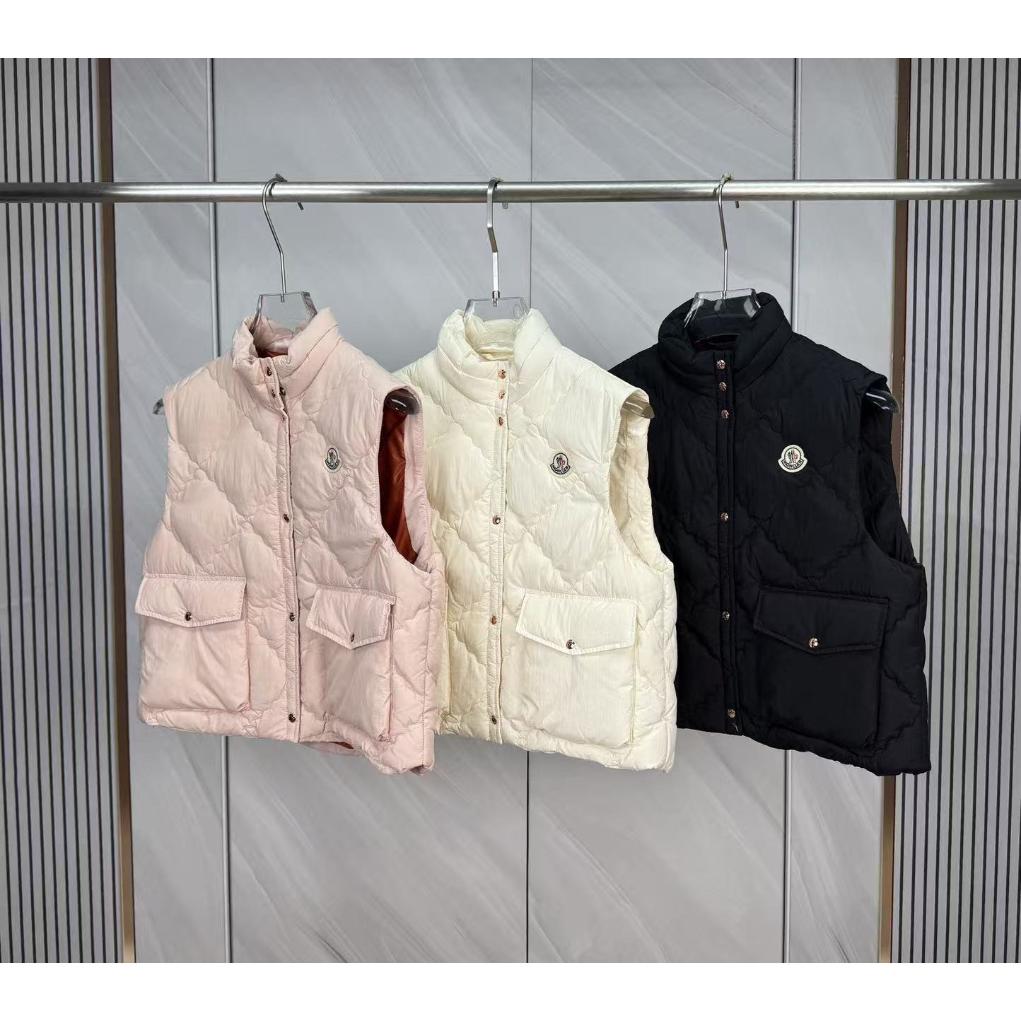 <p>Moncler 菱格纹立领休闲女士羽绒背心(粉)</p>