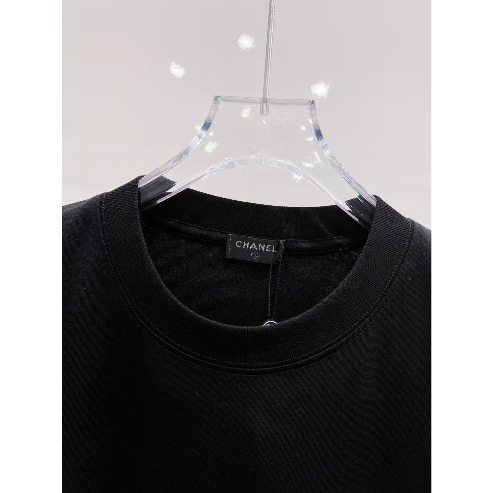 <p>CHANEL 圆领T恤(黑)</p>
