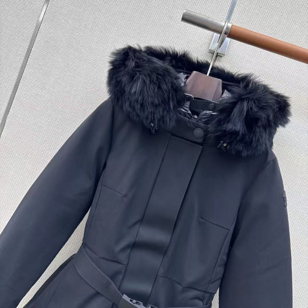 <p>MONCLER 经典Celac短款收腰羽绒滑雪服(藏青)</p>