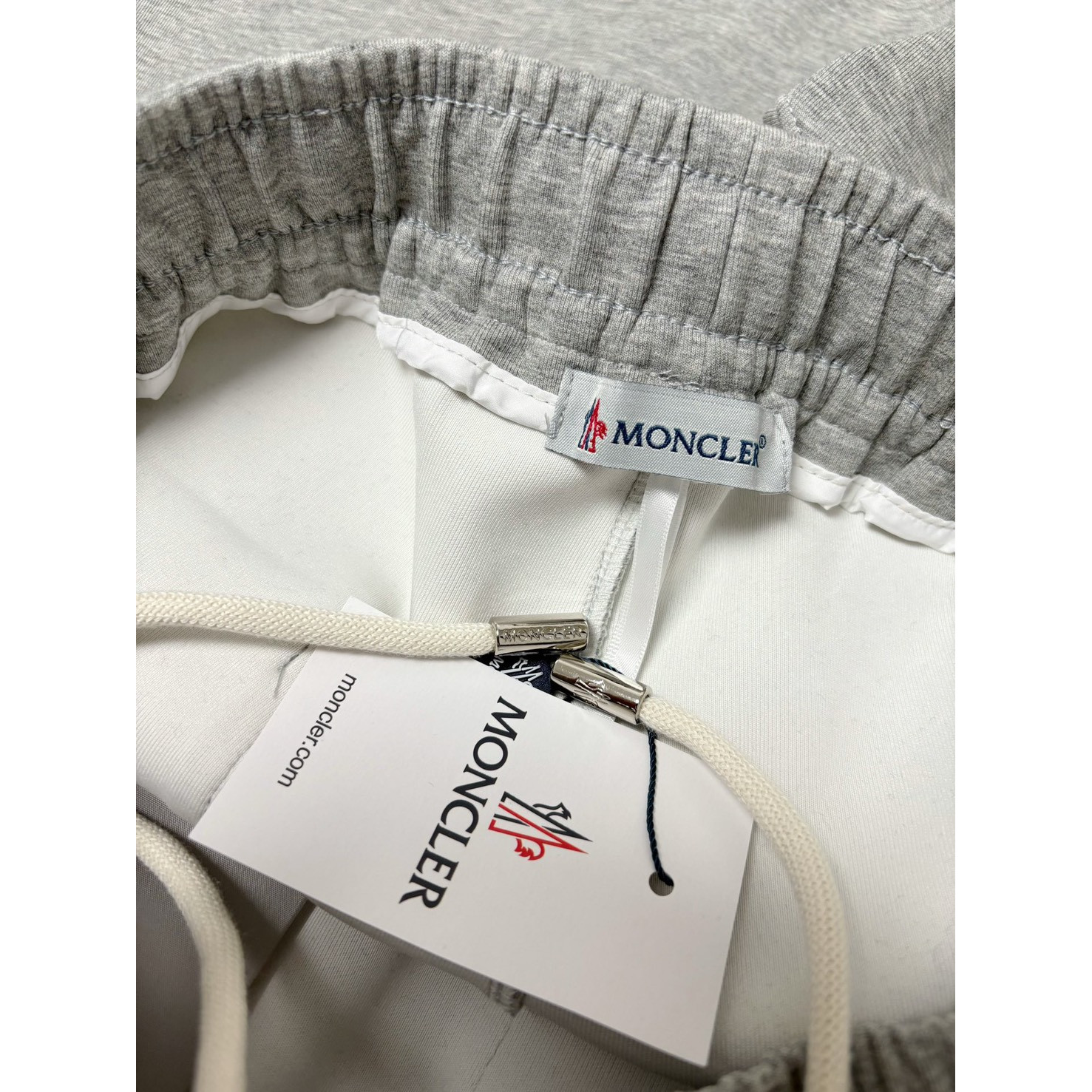 <p>&nbsp;Moncler 蒙口休闲长裤(灰)</p>