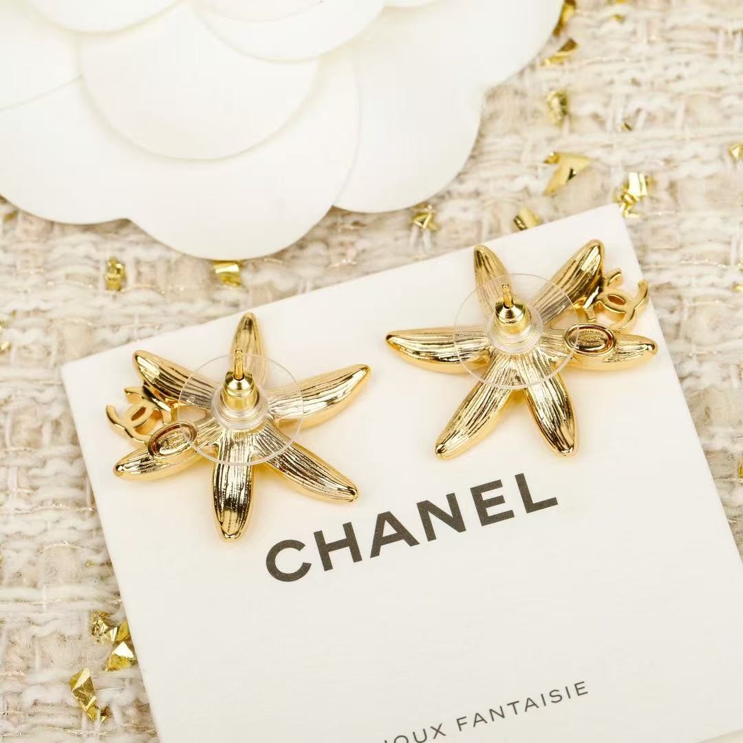<p>CHANEL&nbsp;海星双C耳钉(黃)</p>
