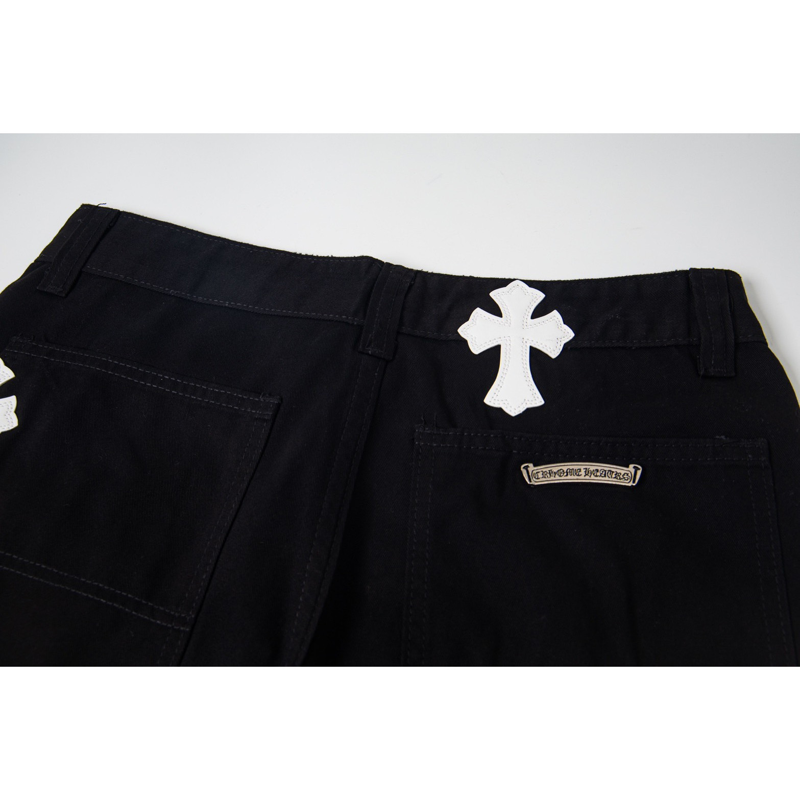 <p>CHROME HEARTS 伐木黑牛仔拼白蓝多皮爆款牛仔裤(1765#)</p>