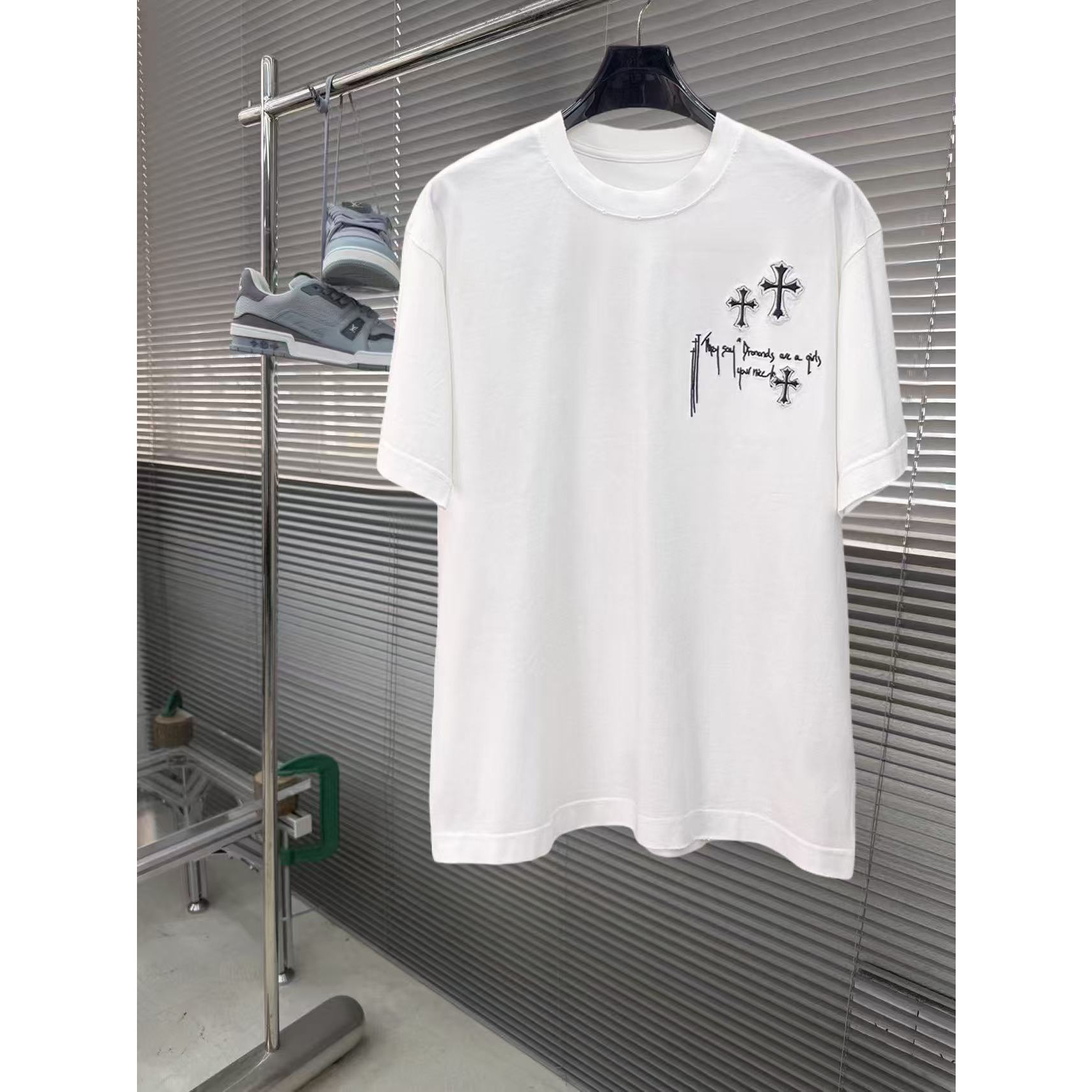 <p>CHROME HEARTS 专柜新款短袖T恤(白)</p>
