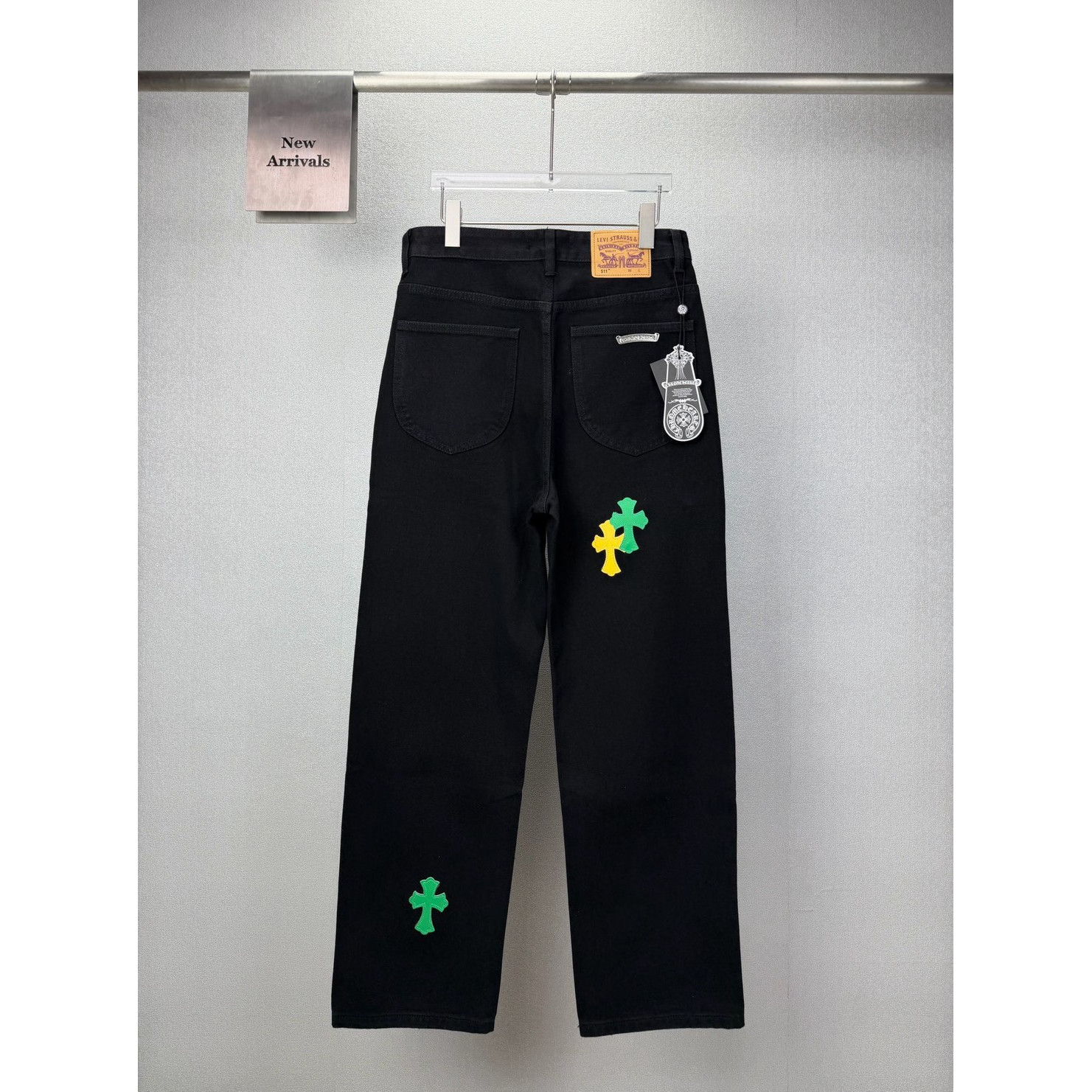 <p>CHROME HEARTS 红黄绿十字架牛仔裤(黑)</p>
