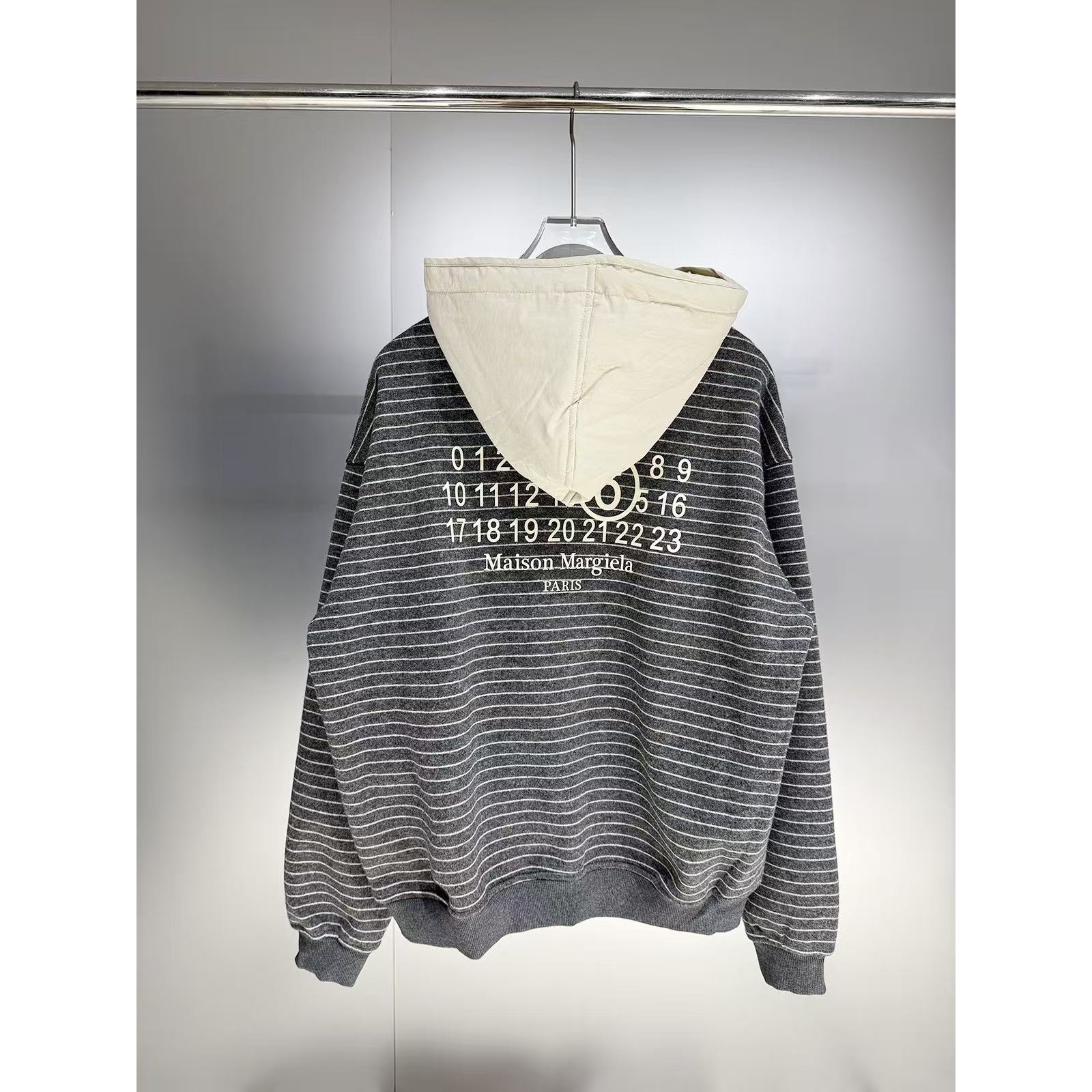 <p>Maison Margiela 撞色条纹加绒连帽卫衣(黑)</p>