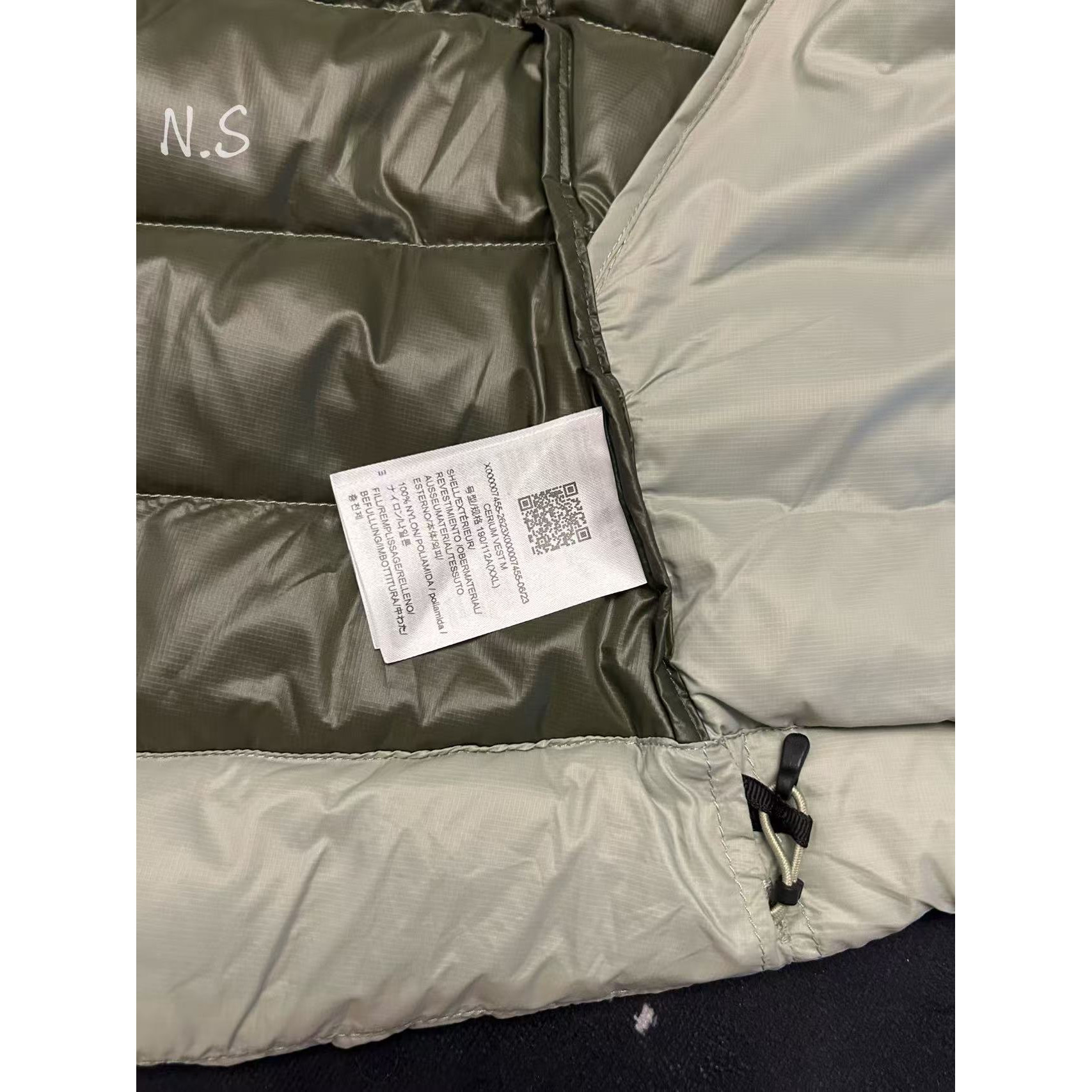 <p>Arc'teryx 立领鹅绒马甲(岩灰綠)</p>
