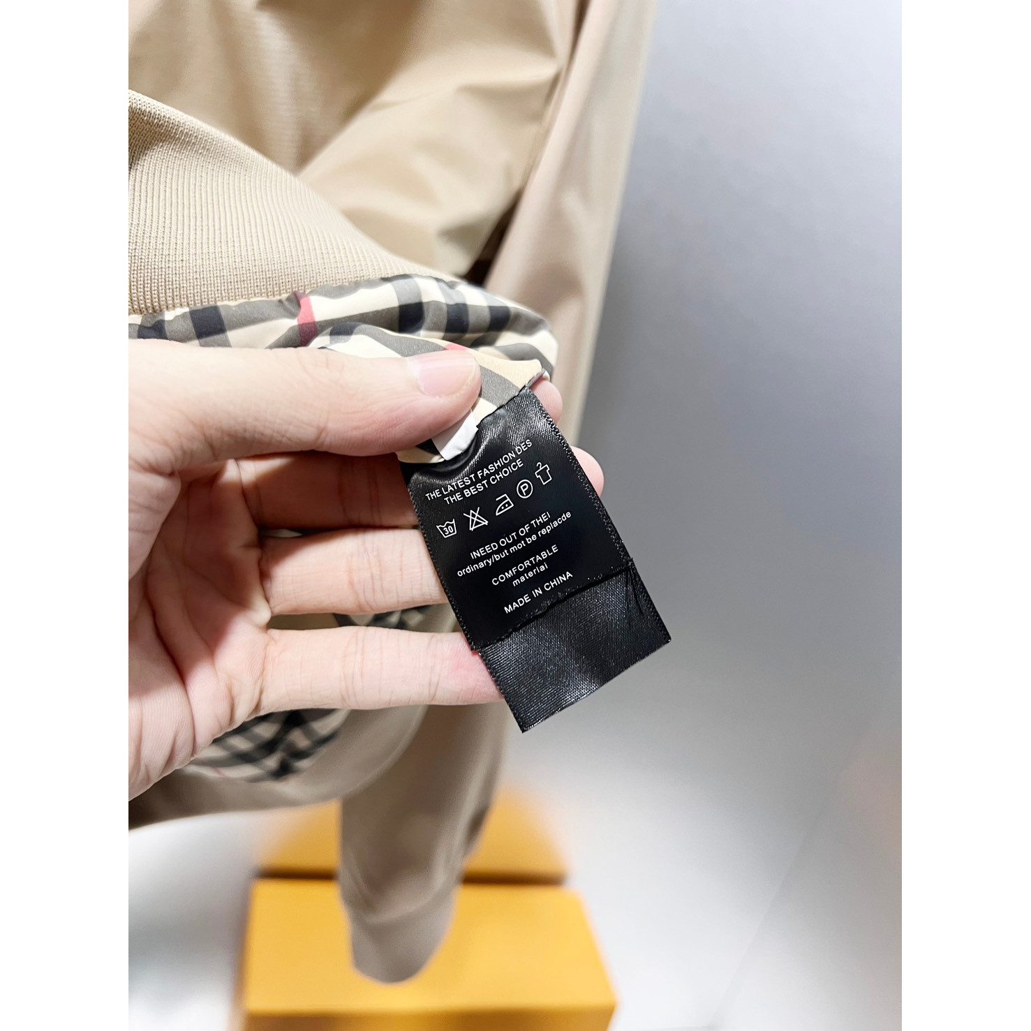<p>BURBERRY&nbsp;夹克外套(杏)</p>