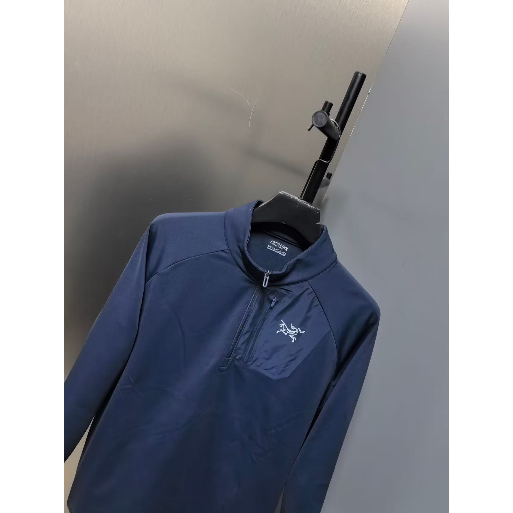 <p>Arc'teryx 半拉链口袋长袖打底(藏青)</p>