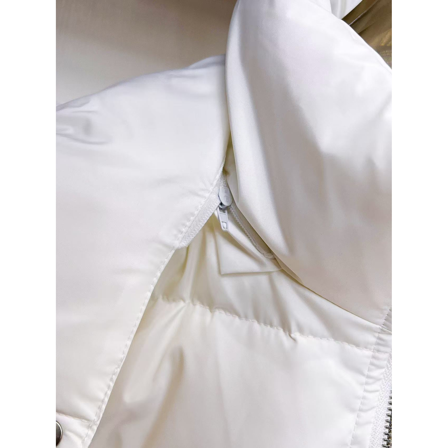 <p>GUCCI 秋冬新款羽绒服(白)&nbsp;</p>