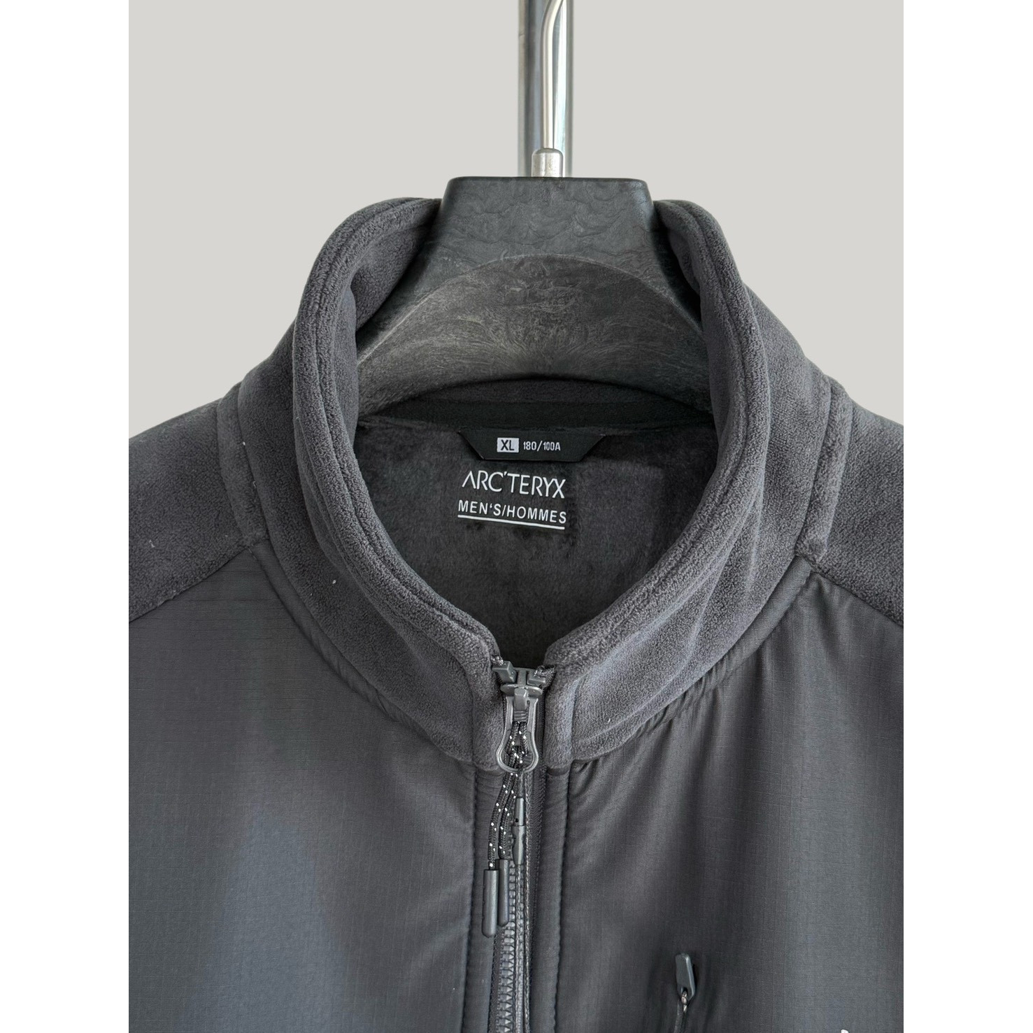 <p>Arc'teryx 手抓绒款外套(灰)</p>