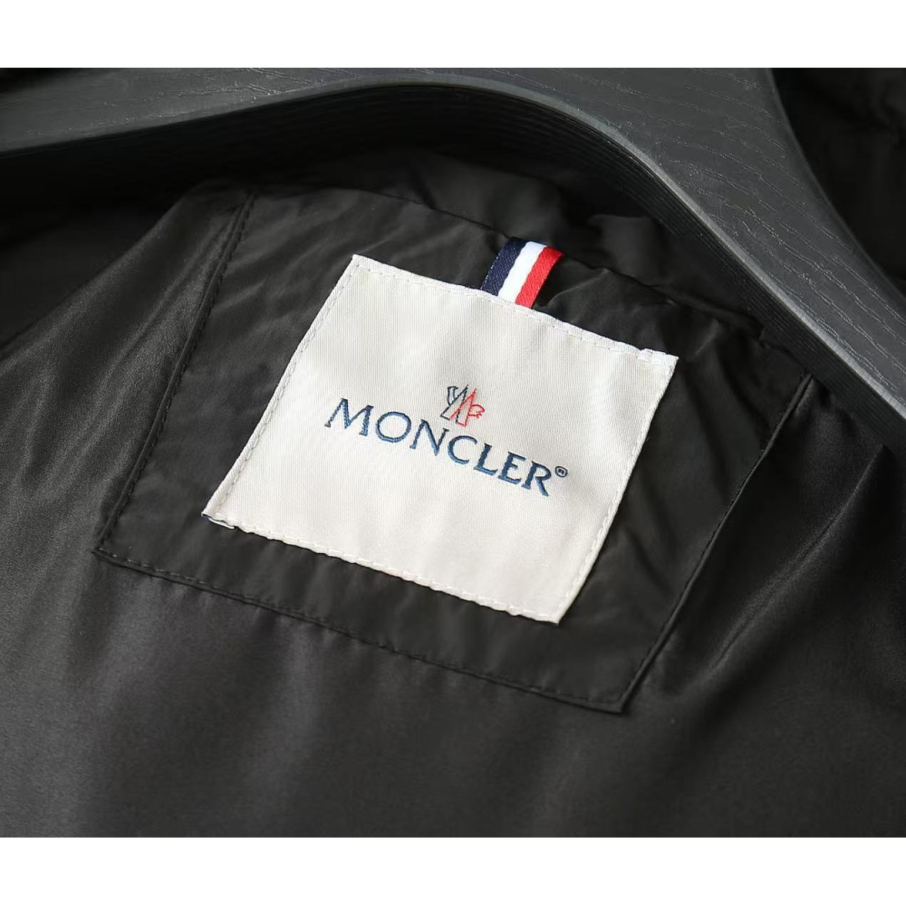 <p>MONCLER&nbsp;男士夹克外套(黑)</p>