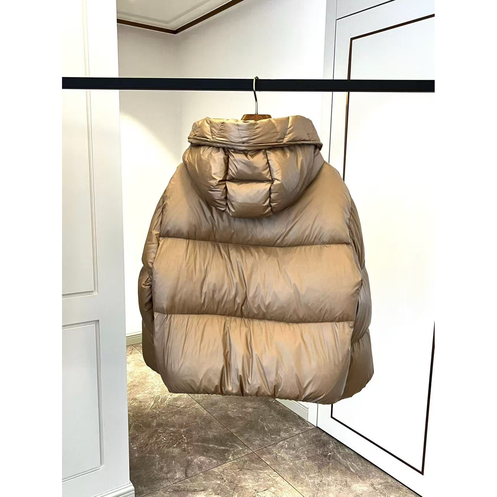 <p>Moncler Borey 女士二合一短款羽绒夹克外套(卡其)</p>