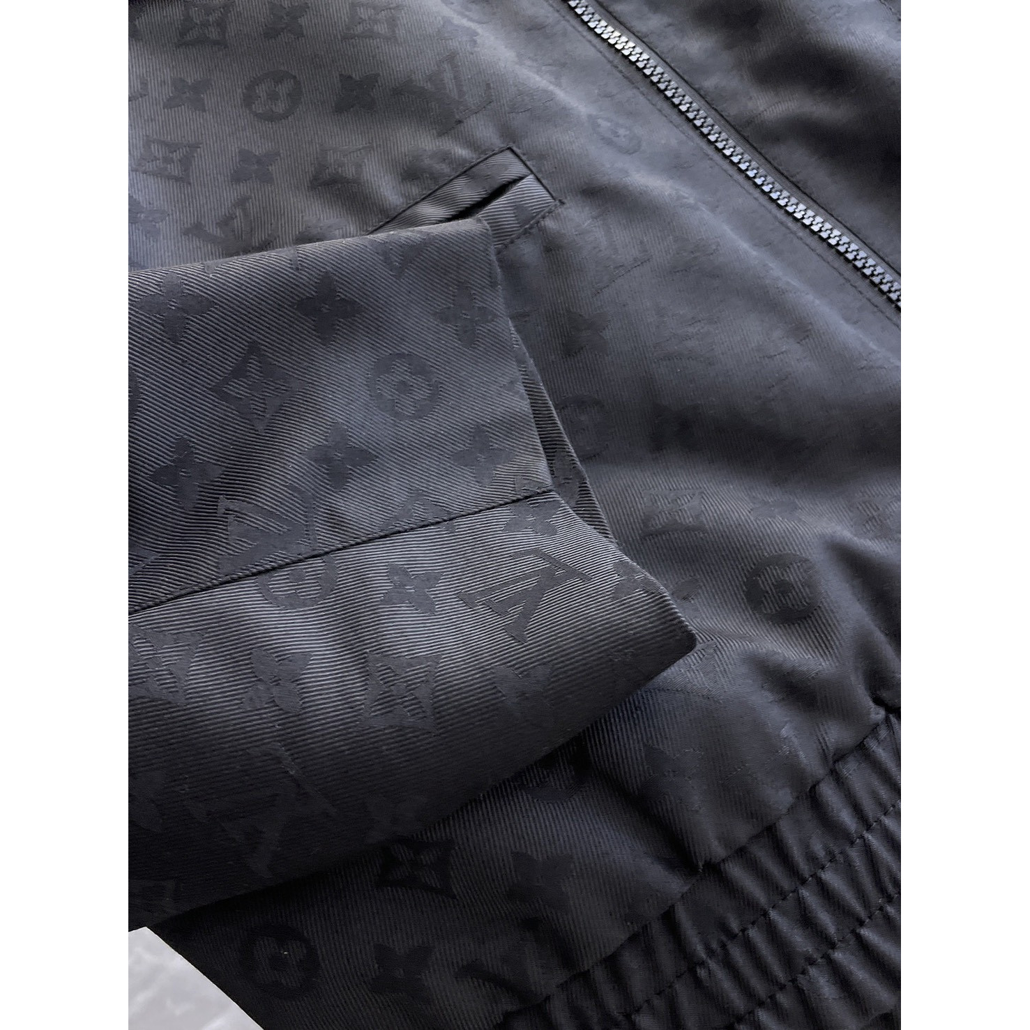<p>LV&nbsp;男士夹克外套(黑)</p>