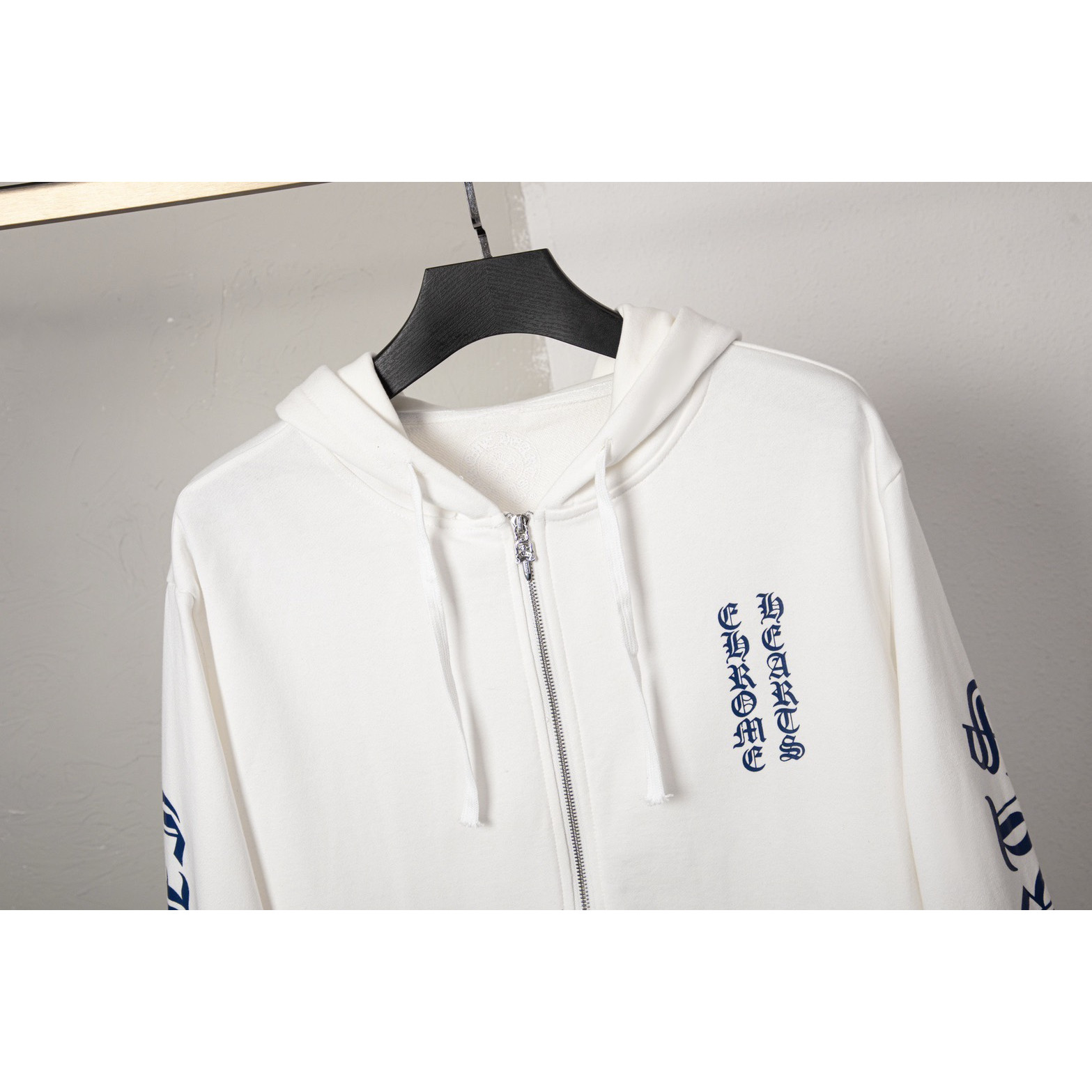<p>CHROME HEARTS 梵文字母连帽外套(DZ82)(白色)</p>
