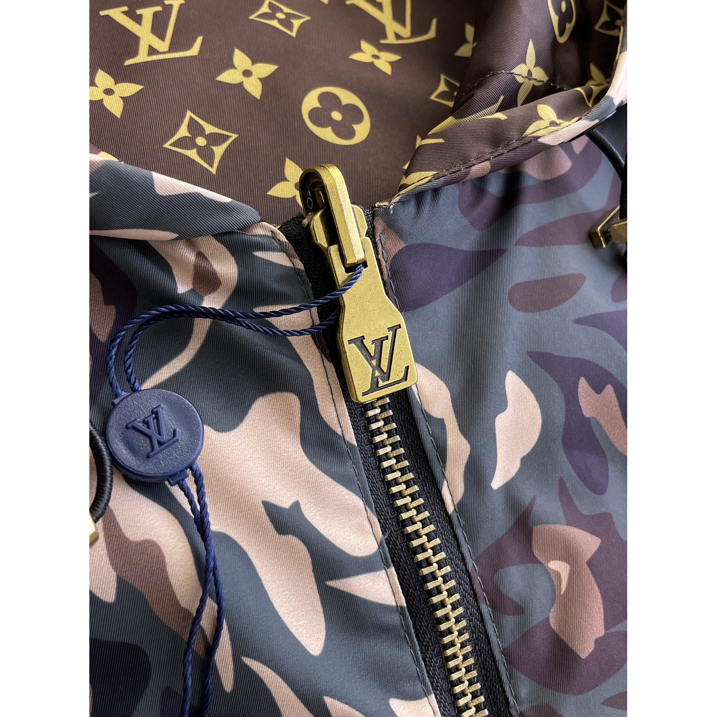 <p>LV&nbsp;男士夹克外套(雙面穿)</p>