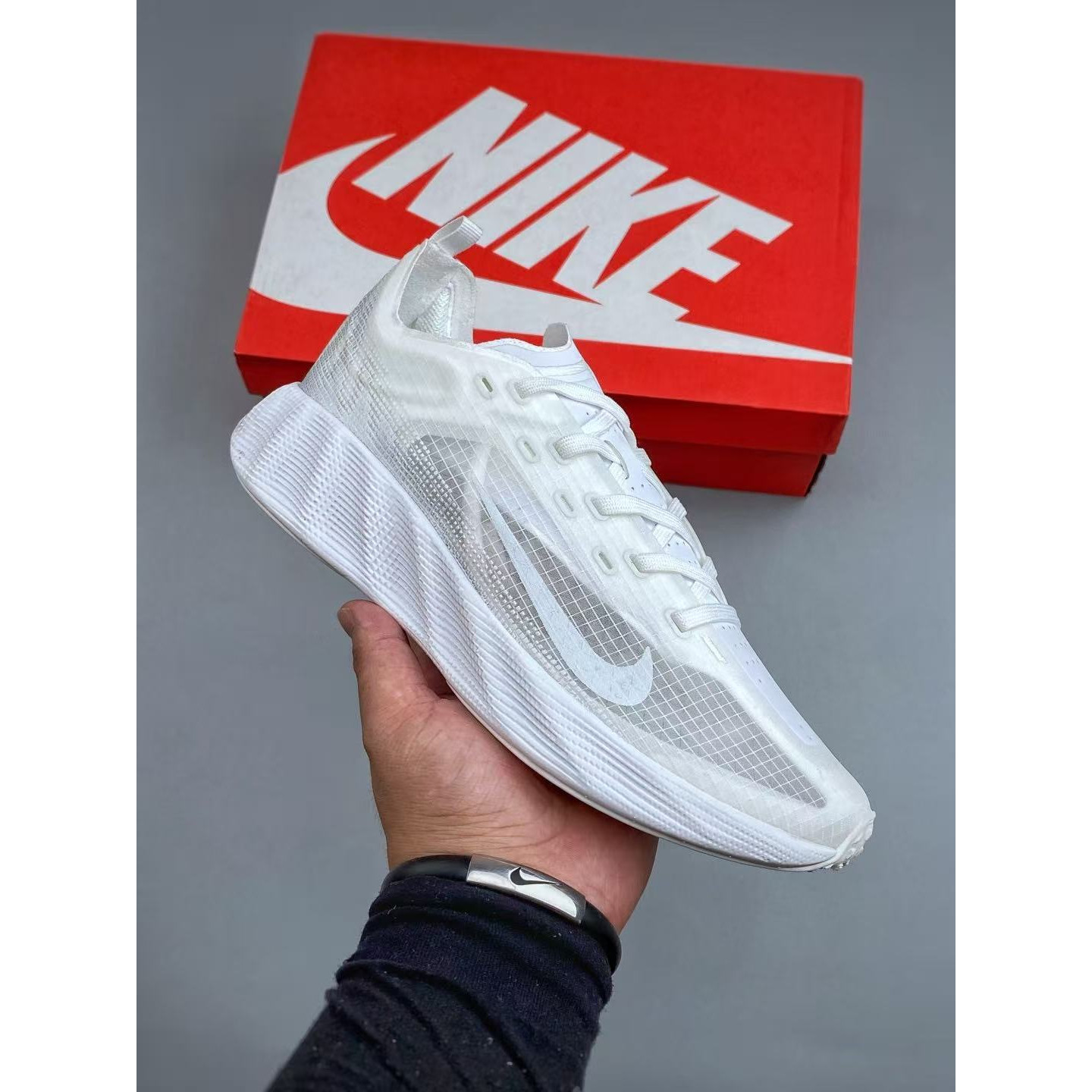 <p>Nike AVA X&nbsp; 透气支撑跑步鞋(白)</p>