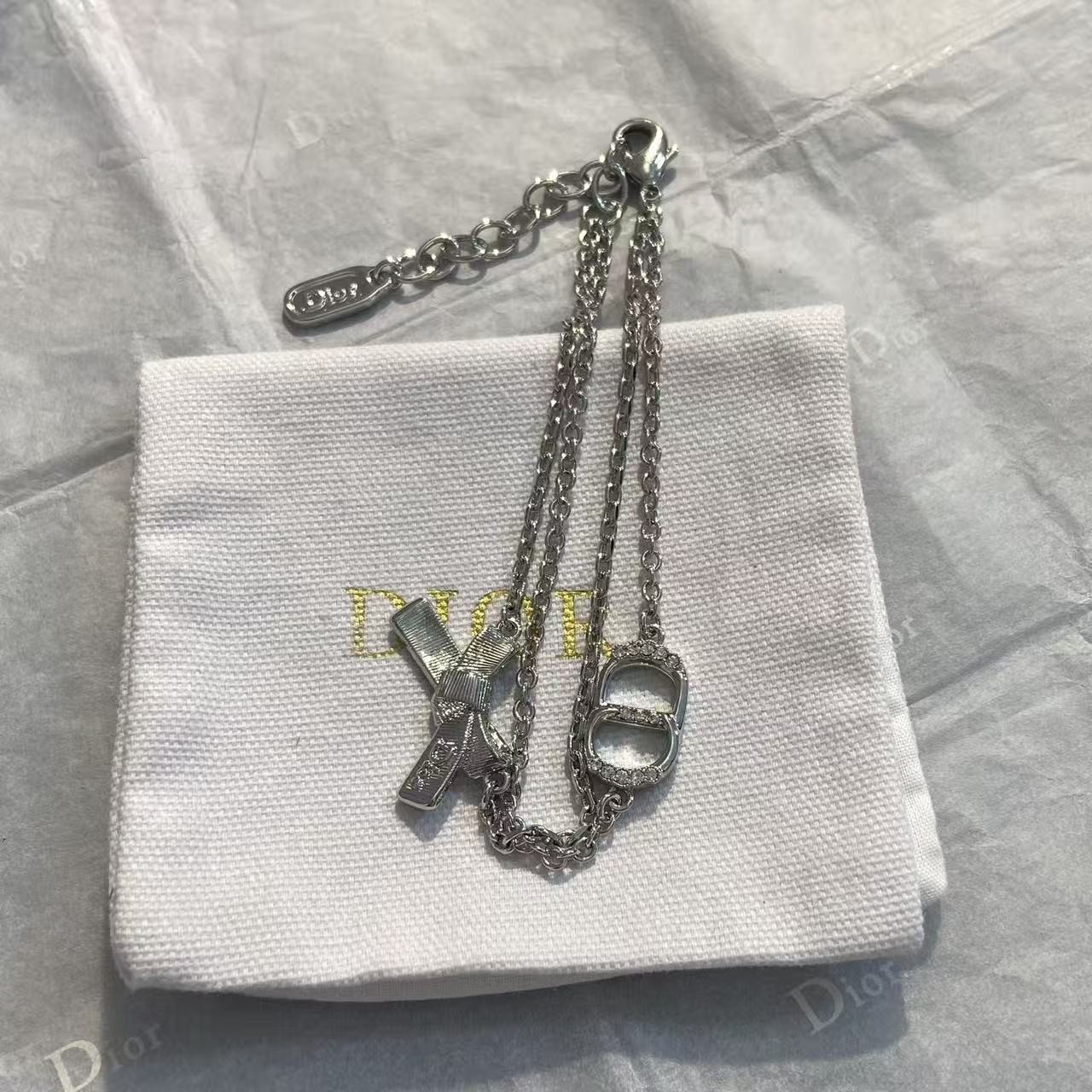 <p>DIOR 蝴蝶结CD手链</p>