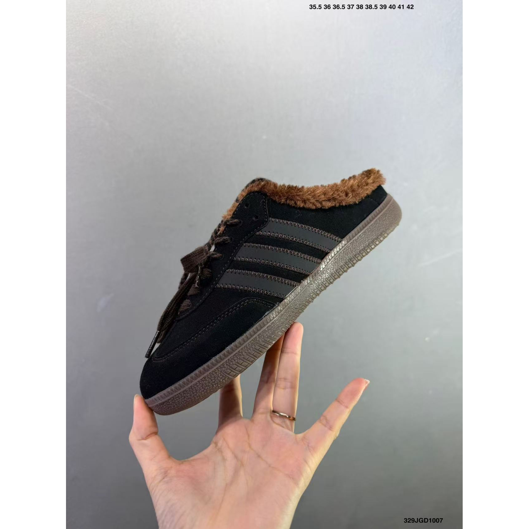<p>Adidas Originals Samba OG Mule 休闲拖鞋(黑)</p>