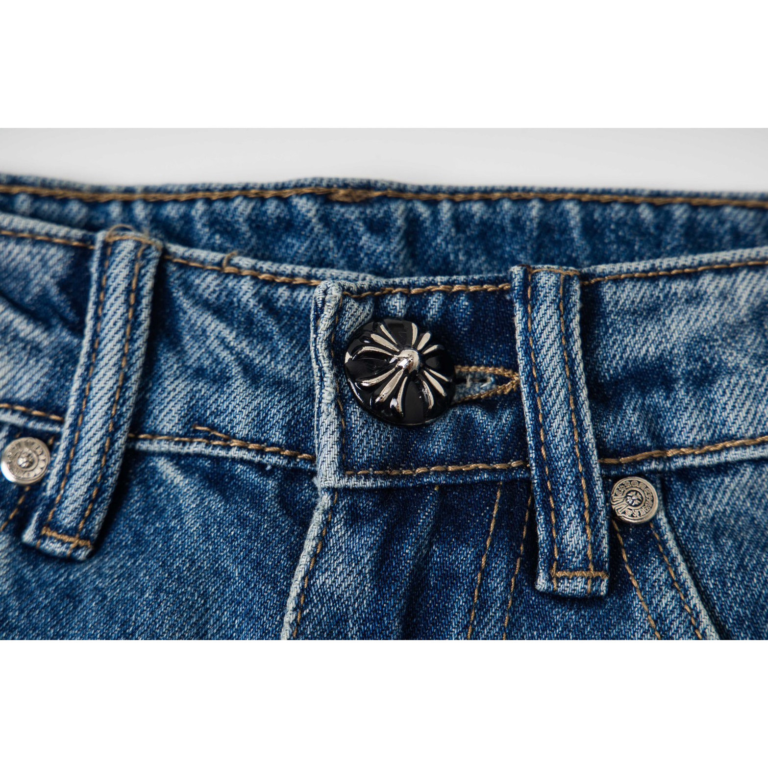 <p>CHROME HEARTS 微喇浅蓝多皮爆款牛仔裤(1796#)</p>