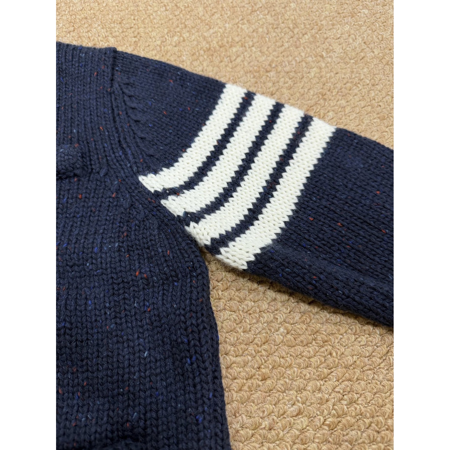 <p>Thom Browne 藏蓝羊毛开衫</p>