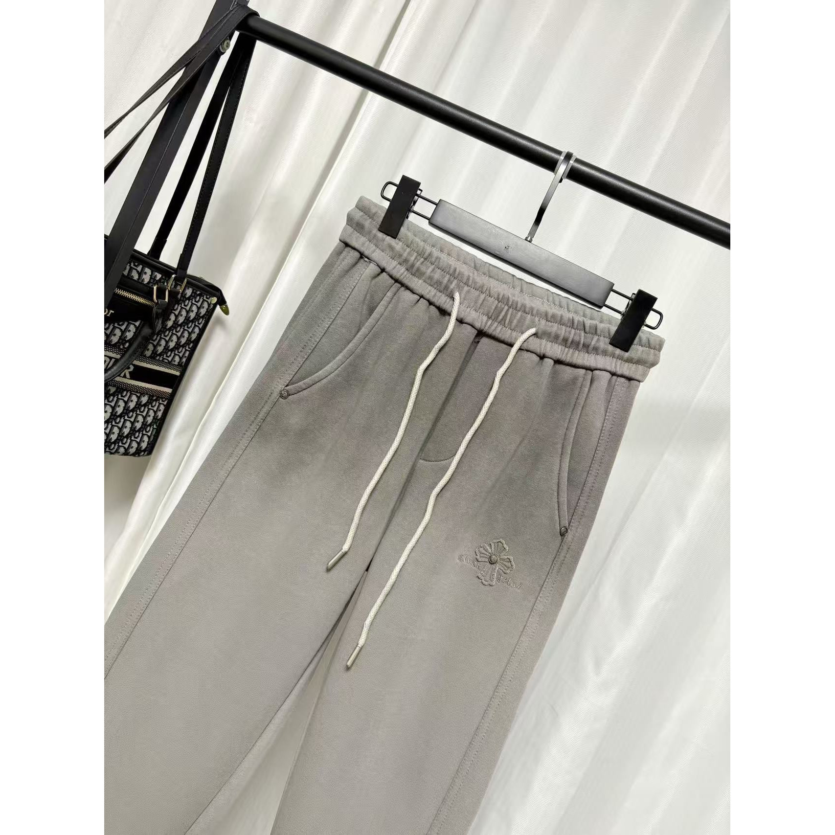 <p>Chrome Hearts 休闲长裤(灰)</p>